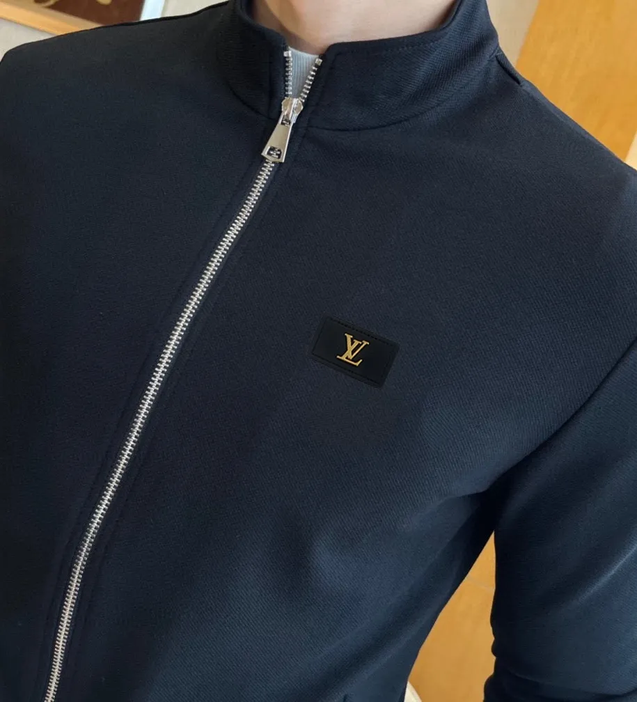 🅿️420 [LV Louis Vuitton] (Fat Man Gospel) hot-selling suit is coming. Focus on the original version of the official website. 2025 new hot-selling cardigan sweater suit. The original order is the best. 🇭🇰The meticulous work of top designers is dedicated to a fitting and perfect upper body effect. All-natural high-quality Roman cotton 100%, close-fitting comfort, noble and elegant! Original hardware embodies elegance and nobility! Counter size: M-5XL (maximum wear up to 220 pounds)